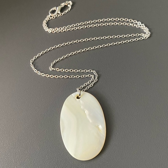 Natural Shell Mother of Pearl Pendant Necklace - Picture 9 of 9